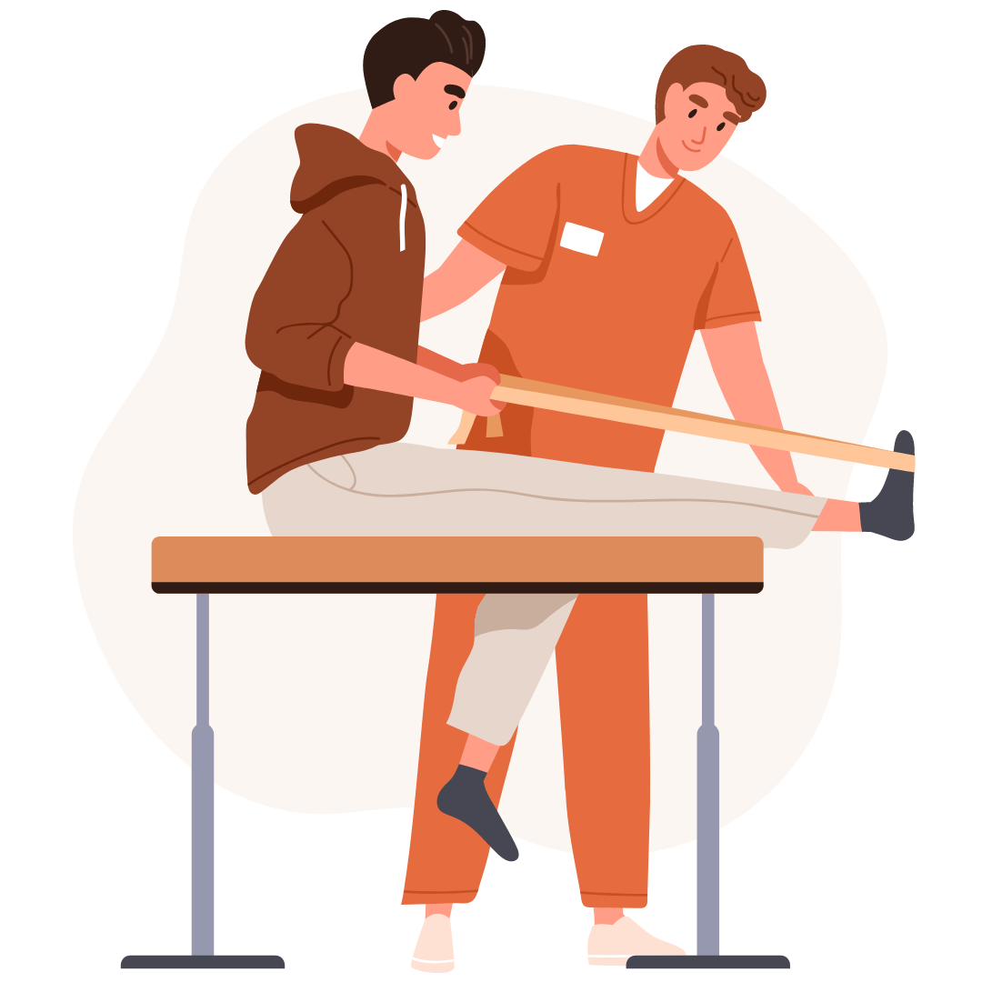 Junger Therapeut zeigt jungem Patienten eine Dehnübung mit einem Gymnastikband. Der junge Mann sitzt auf einer Erhöhung.